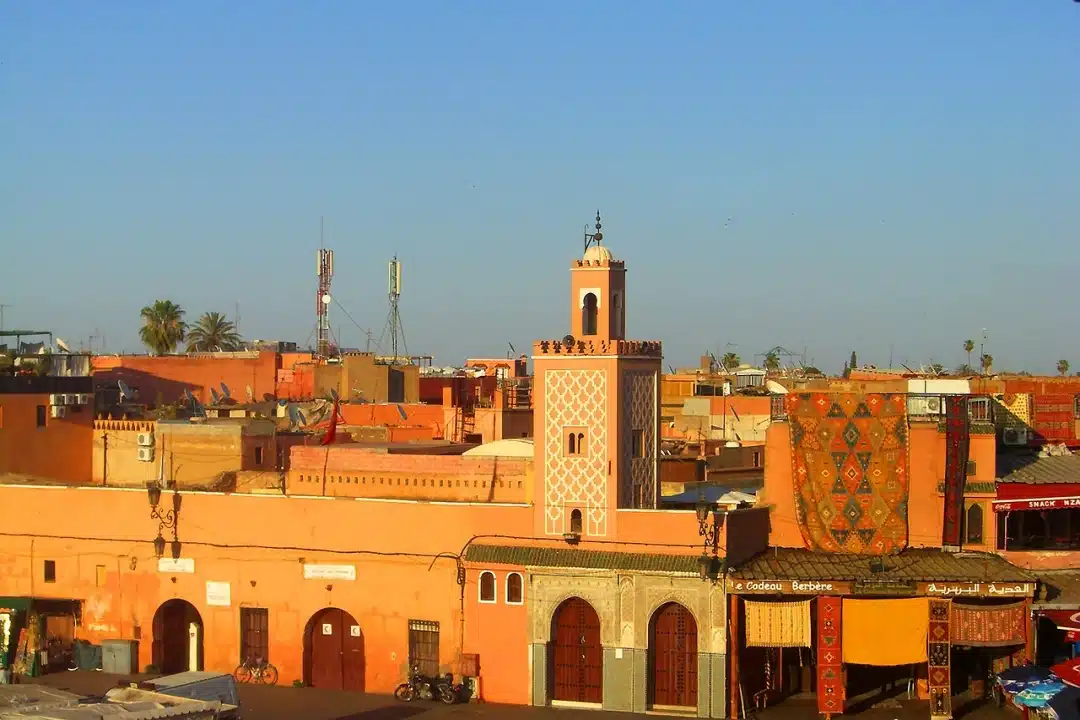 Voyager au Maghreb : entre hospitalité légendaire et précautions nécessaires